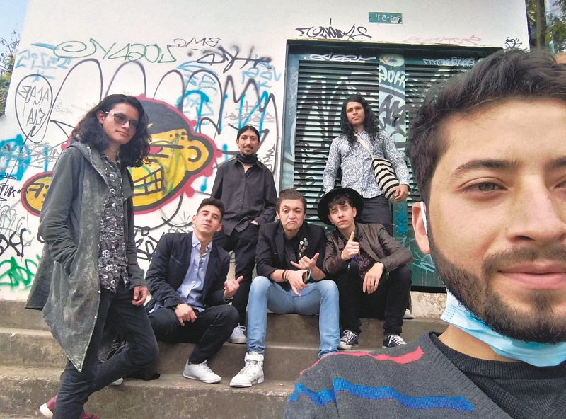 Cristian Torres tomando la "selfie" de su nuevo grupo musical Low Frequencies. / Archivo particular