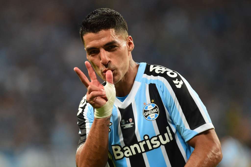 -FOTODELDÍA- AMDEP201. PORTOALEGRE (BRASIL), 17/01/2023.- El uruguayo Luis Suárez de Gremio celebra un gol hoy, en la final de la Recopa Gaúcha entre Gremio y Sao Luiz el estadio Arena do Gremio en Portoalegre (Brasil). Suárez debuta con Gremio con el que firmó un contrato de dos años después de estar una temporada con el Nacional de Uruguay. EFE/ Ricardo Rimoli