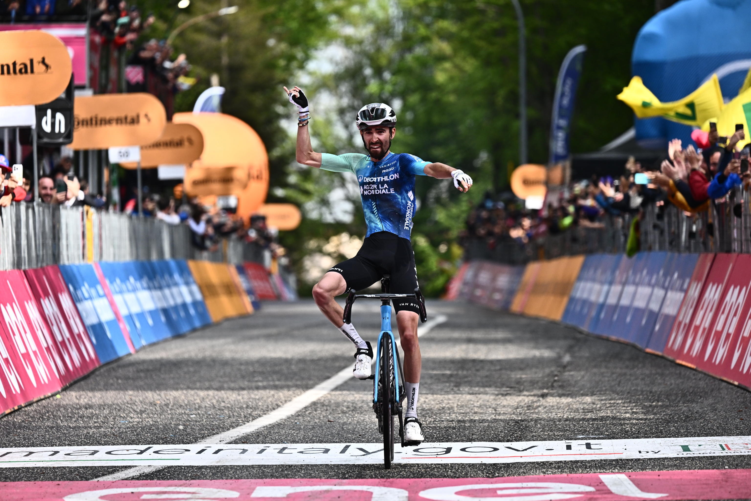 Cusano Mutri (Italy), 14/05/2024.- French rider Valentin Paret Peintre of Decathlon Ag2r La Mondiale team celebrates after crossing the finish line and winning the 10th stage of the 107 Giro d'Italia 2024, cycling race over 142 km from Pompei to Cusano Mutri, Italy, 14 May 2024. (Ciclismo, Decatlón, Italia) EFE/EPA/ZEN