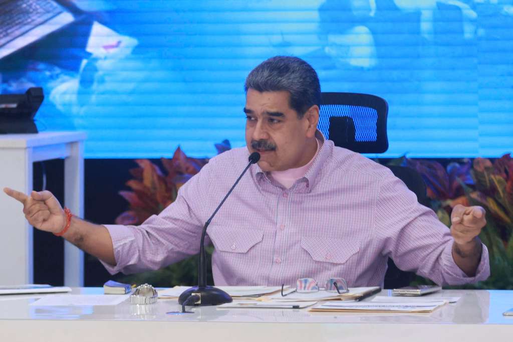 AME6961. CARACAS (VENEZUELA), 08/12/2025.- Fotografía cedida por Prensa Miraflores que muestra al presidente de Venezuela, Nicolás Maduro, hablando en un acto de gobierno, en Caracas (Venezuela). Maduro anunció una serie de metas en distintas áreas para la construcción de lo que llamó una "patria pacífica y próspera" en 2026, en medio de las presiones de Estados Unidos, que mantiene un despliegue militar en el mar Caribe cerca de la nación suramericana, visto por el Gobierno chavista como una "amenaza". EFE/ Prensa Miraflores /SOLO USO EDITORIAL NO VENTAS /SOLO DISPONIBLE PARA ILUSTRAR LA NOTICIA QUE ACOMPAÑA (CRÉDITO OBLIGATORIO)