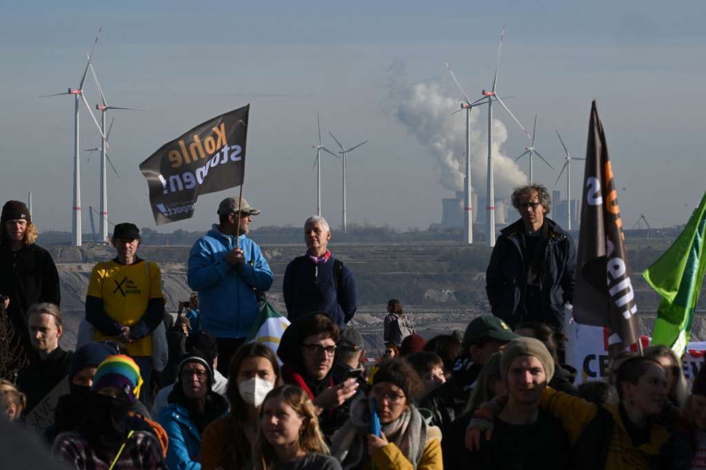 Activistas participan en una manifestación contra la minería de carbón cerca de Luetzerath.