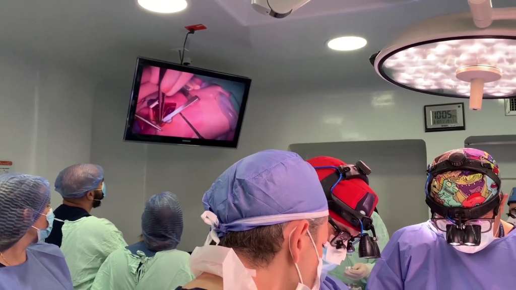 La Clínica Universitaria Bolivariana y la Clínica Cardio VID le realizaron una cirugía al corazón de una bebé, de 37 semanas de gestación, mientras permanecía conectada a la placenta de su madre. Cortesía Clínica Cardio Vid