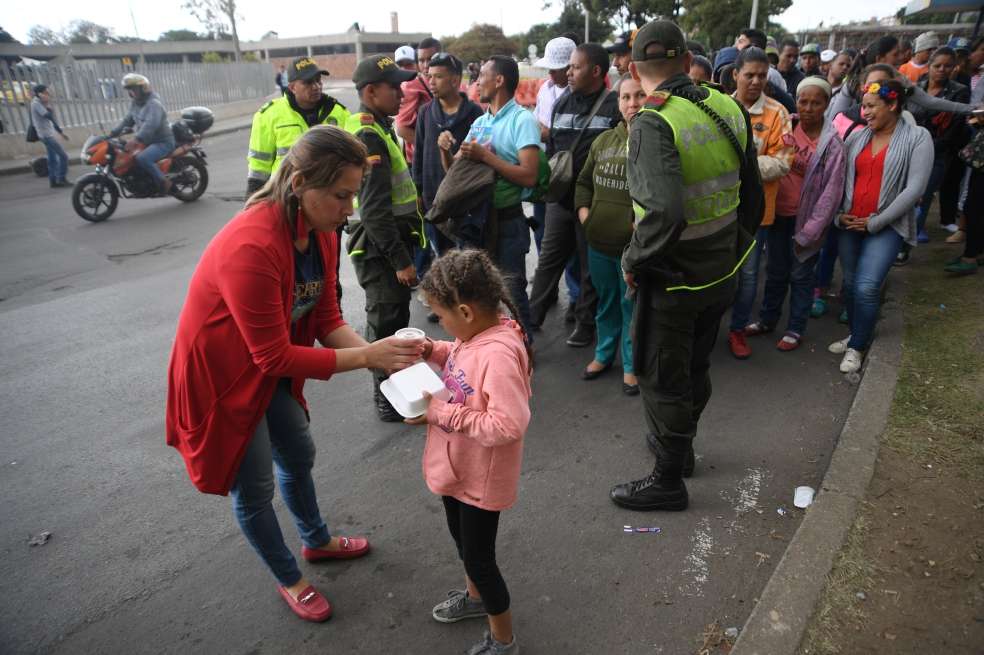 A los migrantes se les prohíbe dormir en la terminal. / Cristian Garavito - El Espectador
