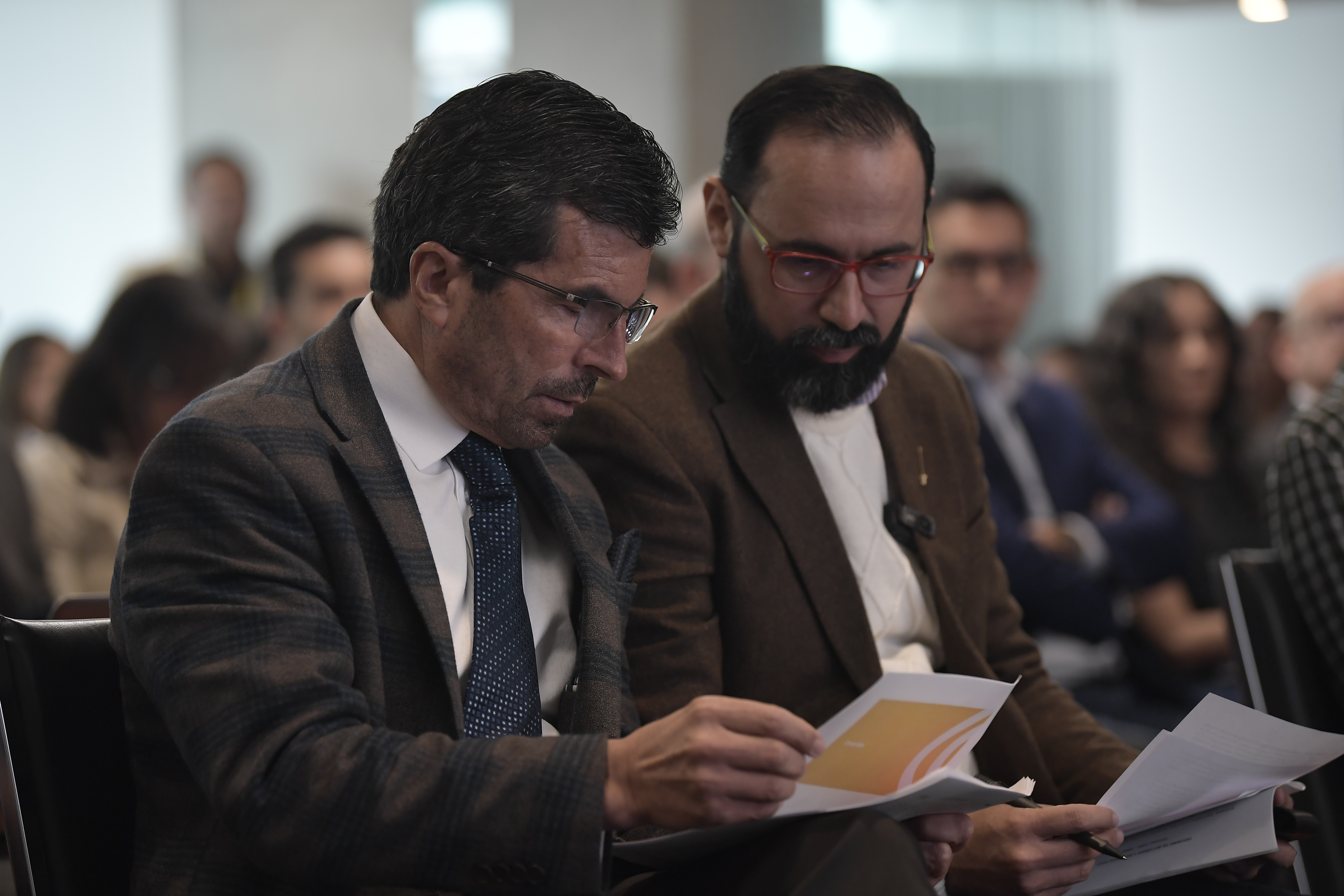 Orlando Velandia Sepúlveda - Presidente de la Agencia Nacional de Hidrocarburos (izquierda) y Andrés Camacho, ministro de Minas, durante la presentación del informe de reservas 2023.