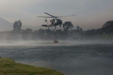 Continúan labores para apagar incendio en Monserrate