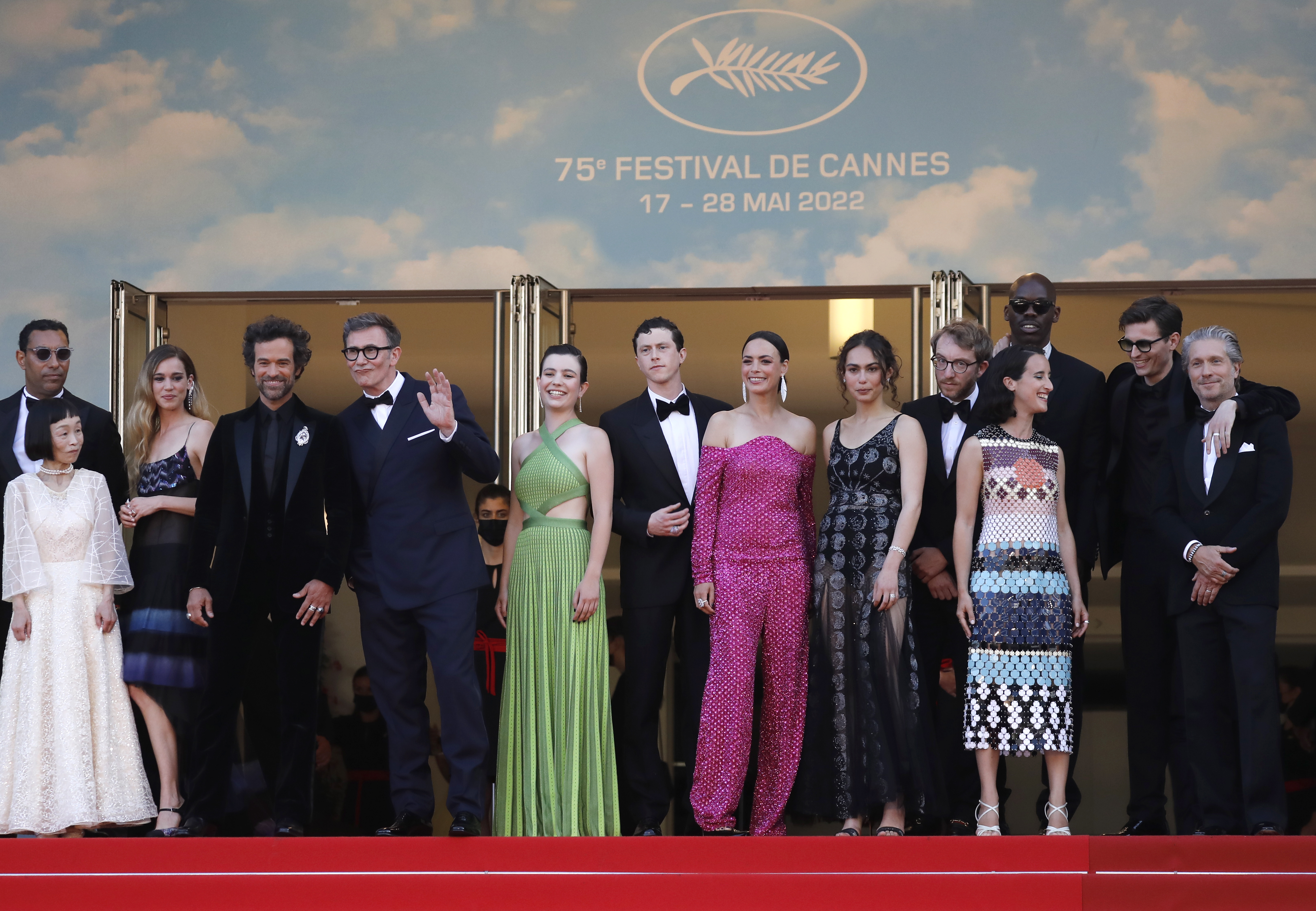 Cannes (France), 17/05/2022.- Finnegan Oldfield (8-R), Berenice Bejo (in pink), Michel Hazanavicius (5-L), Romain Duris (4-L), Matilda Lutz (3-L) and others arrive for the screening of 'Final Cut (Coupez!)' and the Opening Ceremony of the 75th annual Cannes Film Festival, in Cannes, France, 17 May 2022. The festival runs from 17 to 28 May. (Cine, Abierto, Francia, Niza) EFE/EPA/SEBASTIEN NOGIER
