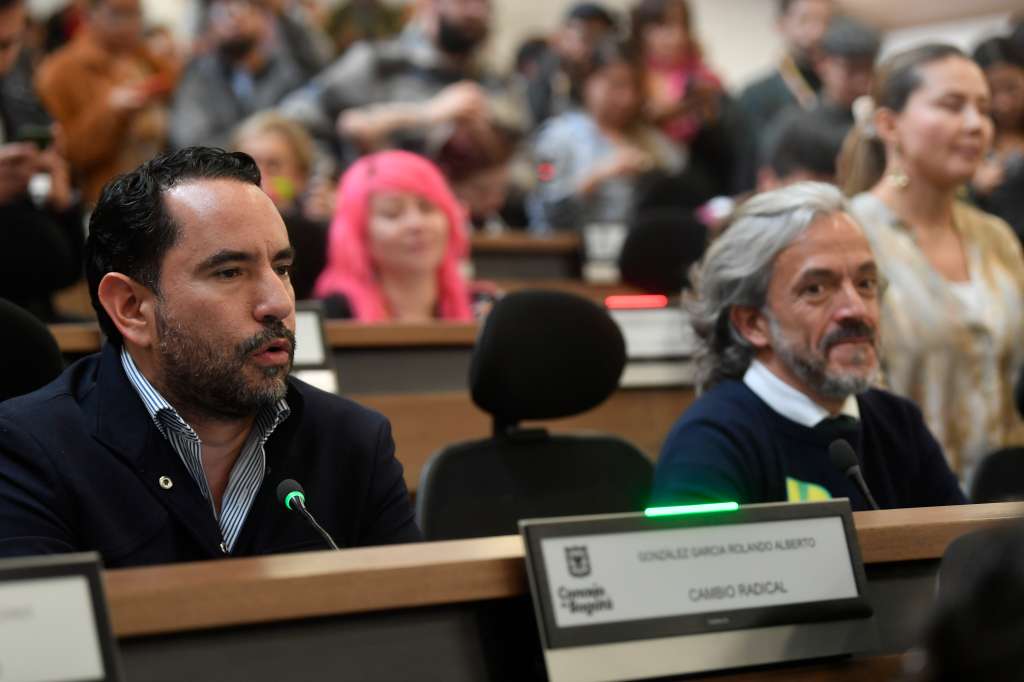 Rolando González y Juan Daniel Oviedo, concejales en el debate para aprobar el Plan Distrital de Desarrollo, en el Concejo de Bogotá (izq-der).