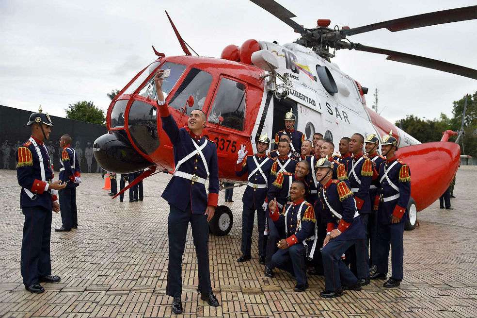 Miembros del Batallón Presidencial, al lado del helicóptero en el que se ejecutó la Operación Jaque, diez años después. / Cortesía Presidencia