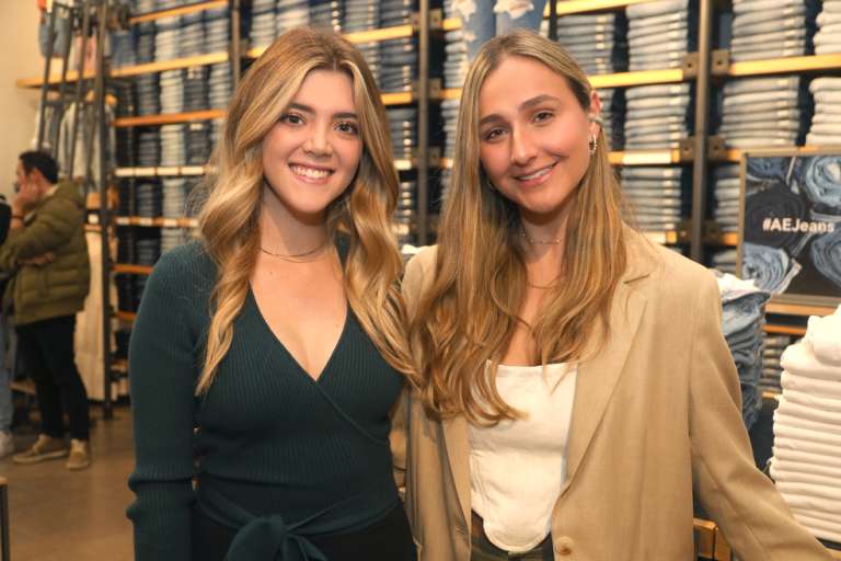 Dona Tu Jean la campaña social de American Eagle vuelve para ratificar su compromiso de apoyar a las diferentes comunidades en Colombia

El planeta eres tú, somos nosotros y son ellos: una comunidad que recicla y que vive de las segundas oportunidades. Esas, que soñamos darles a nuestros jeans.