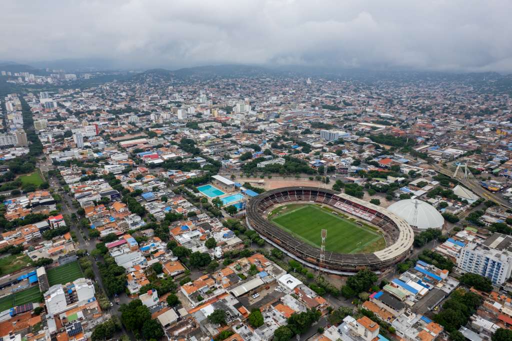 Así luce el estadio General Santander de Cúcuta un año después de la crisis humanitaria en la región del Catatumbo. Este escenario deportivo funcionó como albergue temporal durante la ola de desplazados que llegó a la capital del departamento de Norte de Santander.