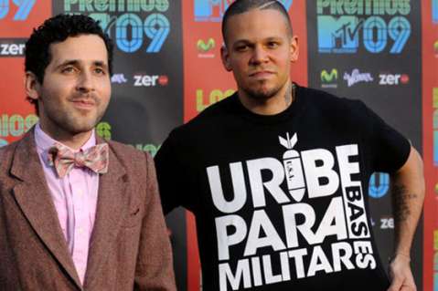 Calle 13 luce camiseta anti Uribe