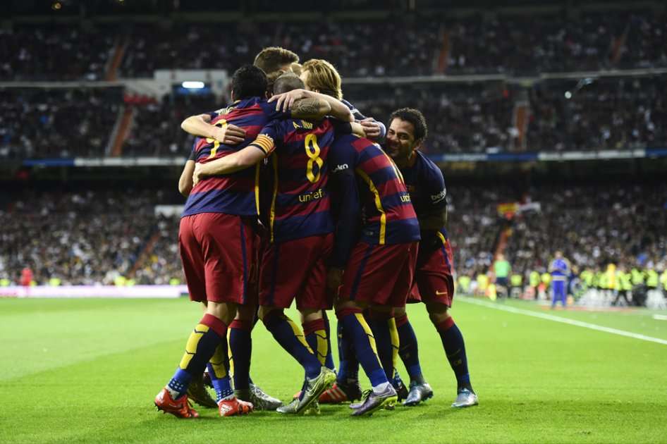 Barcelona celebra la goleada contra el Madrid en el Bernabéu. Foto: AFP