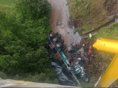 ¿Cómo fue el rescate del conductor de tractomula accidentada en Puente de Boyacá?