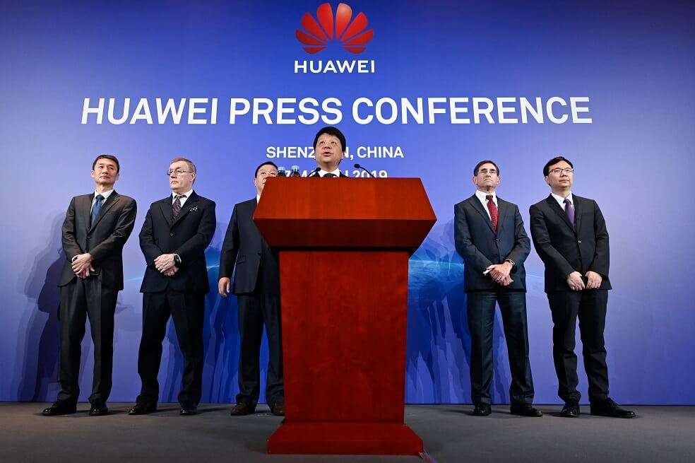 El presidente rotativo de Huawei, Guo Ping, habla durante una conferencia de prensa en Shenzhen, provincia china de Guangdong. / AFP