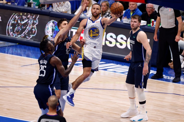 Stephen Curry guía a los Warriors y se ponen a un paso de la final de la NBA