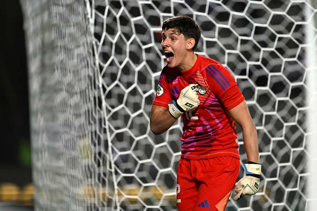 El portero #12 de Colombia, Alexei Rojas, celebra después de ganar el partido por el campeonato sudamericano de fútbol sub-20 de 2025 entre Brasil y Colombia en el estadio Misael Delgado en Valencia, estado Carabobo, Venezuela, el 1 de febrero de 2025.