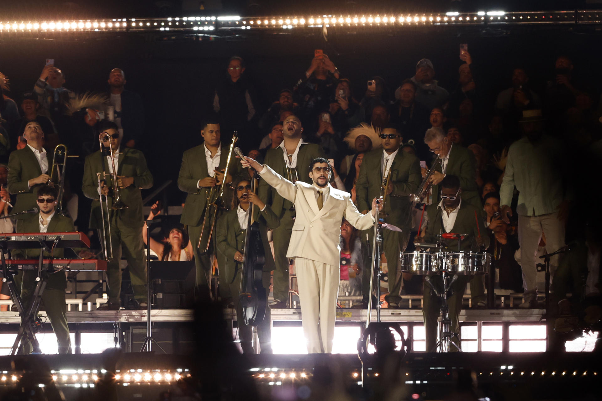 MEX45. CIUDAD DE MÉXICO (MÉXICO), 10/12/2025.- El cantante puertorriqueño Bad Bunny se presenta en un concierto en el marco de su gira internacional ‘Debí tomar más fotos’ este miércoles, en Ciudad de México (México). Miles de fanáticos mexicanos y extranjeros se dieron cita en la capital mexicana con orejas de rana, sombreros de paja, flores en el cabello y atuendos tropicales para celebrar el primero de ocho conciertos de Bad Bunny en el Estadio GNP Seguros. EFE/ Sáshenka Gutiérrez