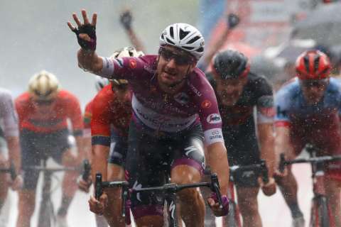 Elia Viviani conquistó su cuarta etapa en el Giro de Italia