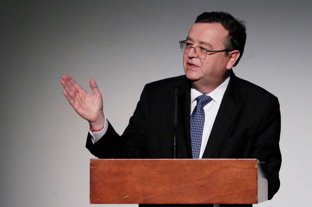 AME806. BOGOTÁ (COLOMBIA), 25/11/2024.- El presidente de la Jurisdicción Especial para la Paz (JEP), magistrado Alejandro Ramelli, habla este lunes, durante la Conmemoración de la firma del Acuerdo de Paz entre el Gobierno y las FARC, en el Teatro Colón en Bogotá (Colombia). Con la presencia del presidente de Colombia, Gustavo Petro; la presidenta de Kosovo, Vjosa Osmani, y los premios Nobel de Paz Juan Manuel Santos y Denis Mukwege, entre otros se lleva acabo la Conmemoración del octavo aniversario de la firma del acuerdo de paz con las FARC y el Gobierno colombiano. EFE/Carlos Ortega
