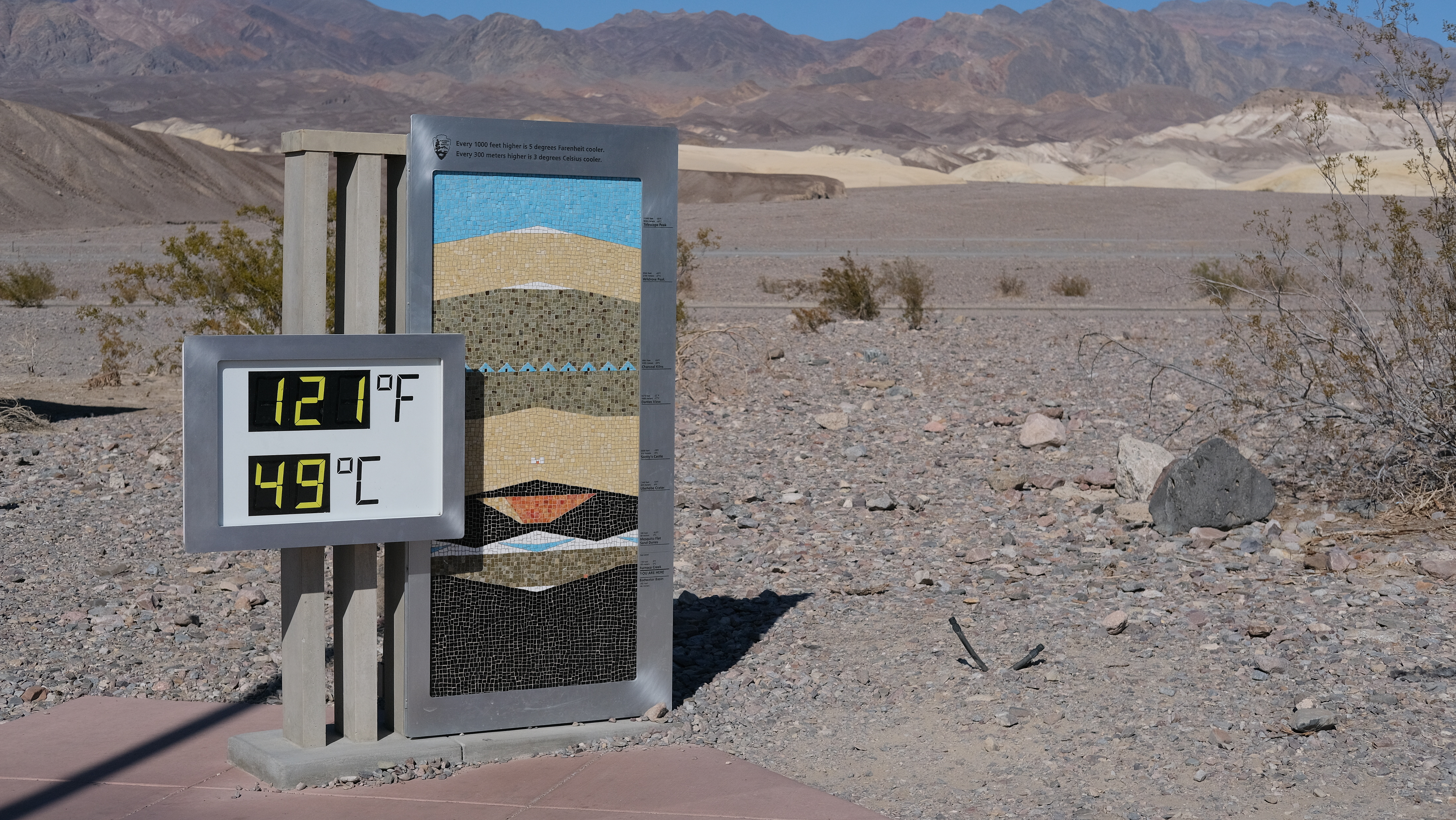 ACOMPAÑA CRÓNICA: EEUU CLIMA. AME092. FURNACE CREEK (ESTADOS UNIDOS), 14/08/2023.- Fotografía del termómetro ubicado en el centro de turistas de Furnace Creek en el Valle de la Muerte, considerado de manera no oficial como el lugar más caliente de la Tierra, tras su récord de 56,7 grados registrado en 1913, el 9 de agosto de 2023 en California (EE.UU). En el estadounidense Valle de la Muerte -considerado como uno de los lugares más calientes de la Tierra- respirar supone algo así como inhalar fuego, los neumáticos de los coches amagan con derretirse y las líneas que separan los dos sentidos de la carretera parecen curvarse como un espejismo. EFE/ Guillermo Azábal