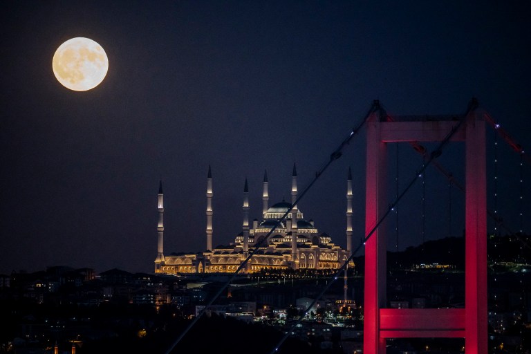Superluna vista desde Estambul, Turquía. Photo by Kemal ASLAN / AFP).