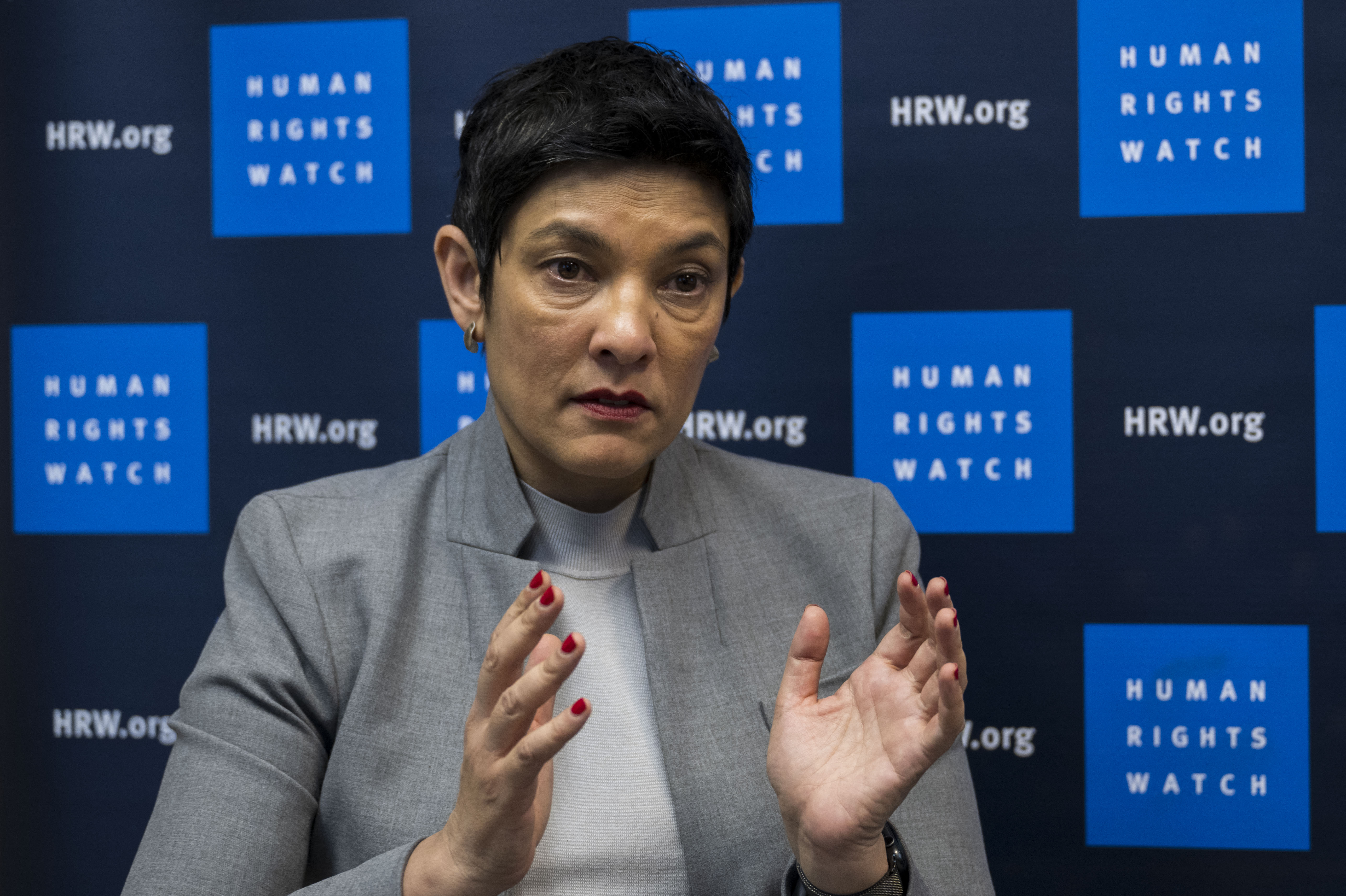 La directora ejecutiva interina de Human Rights Watch (HRW), Tirana Hassan, habla durante una entrevista con la AFP en la ciudad de Nueva York el 9 de enero de 2024.