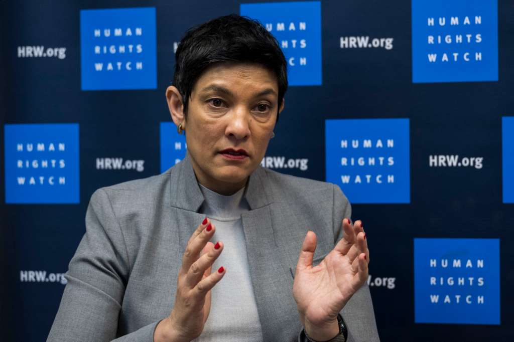 La directora ejecutiva interina de Human Rights Watch (HRW), Tirana Hassan, habla durante una entrevista con la AFP en la ciudad de Nueva York el 9 de enero de 2024.