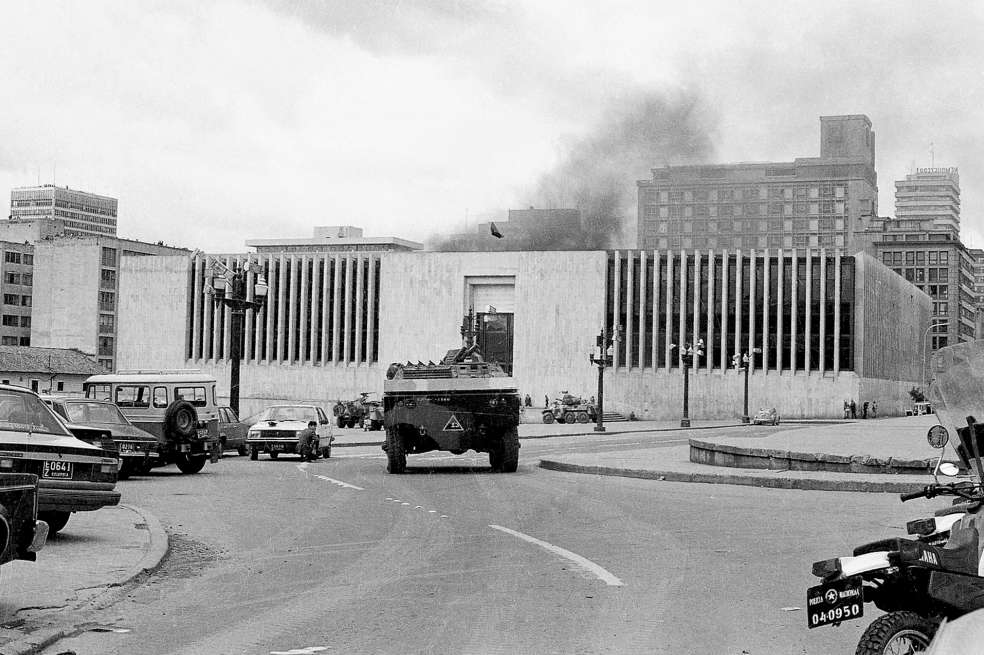 Imagen histórica del Palacio de Justicia durante la toma en 1985. / Archivo