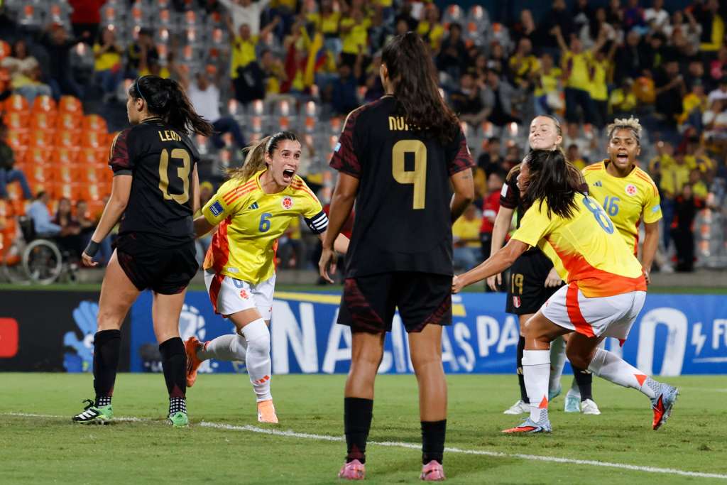 AME1276. MEDELLIN (COLOMBIA), 24/10/2025.- Daniela Montoya de Colombia celebra un gol este viernes, en un partido de la Liga de Naciones Femenina entre Colombia y Perú en el Atanasio Girardot, en Medellin (Colombia). EFE/ Mauricio Dueñas Castañeda
