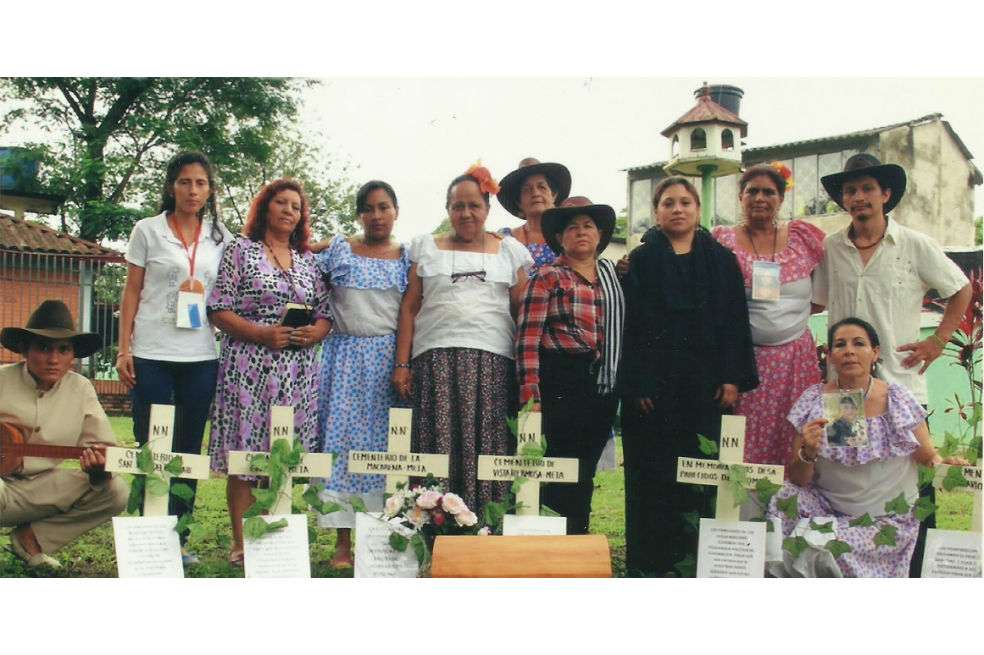 Las cruces representan los lugares en donde han buscado a sus familiares. / / Cortesía