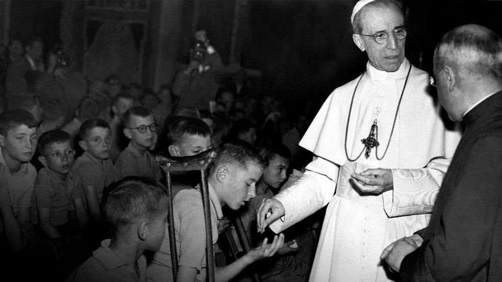 Como se proponía la beatificación de Pío XII, empezaron a buscarse nuevos milagros. La revista Epoca, aseguró que Pío XII había curado a un niño ciego.