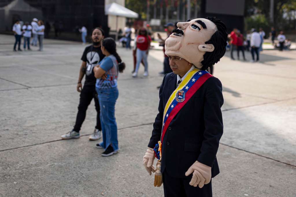 AME5216. CARACAS (VENEZUELA), 14/02/2026.- Una persona se manifiesta en el Día de San Valentín para pedir por la libertad de Nicolás Maduro y Cilia Flores este sábado, en Caracas (Venezuela). EFE/ Miguel Gutiérrez