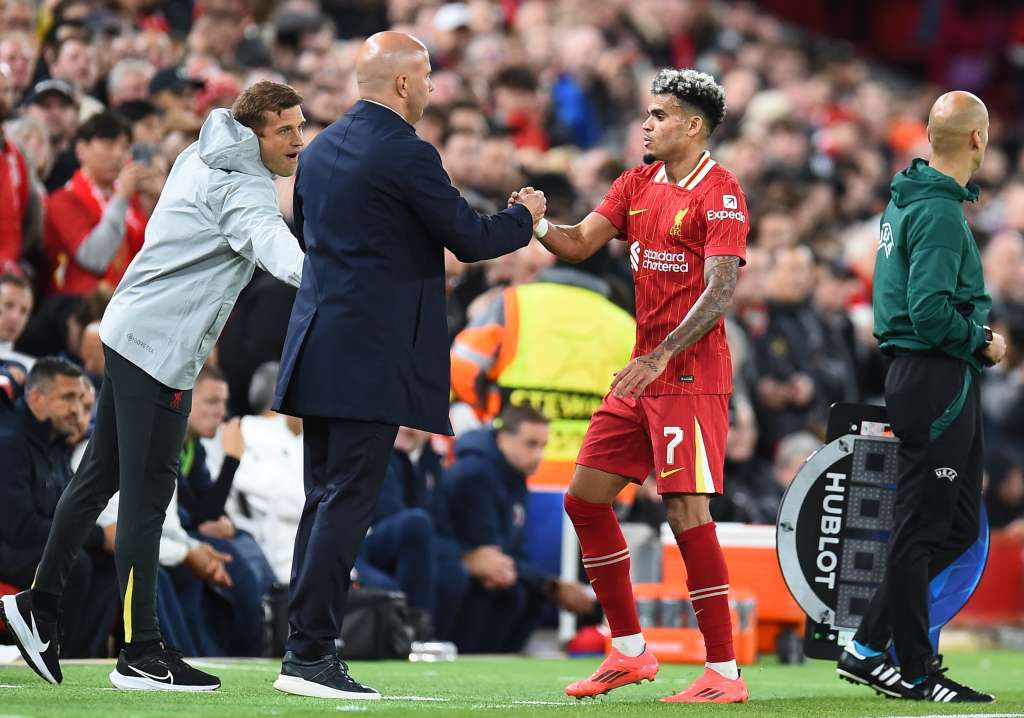 Liverpool (United Kingdom), 02/10/2024.- Liverpool's manager Arne Slot (L) shakes hands with his player Luis Diaz (R) during the UEFA Champions League soccer match between Liverpool FC and Bologna FC 1909 in Liverpool, Britain, 02 October 2024. (Liga de Campeones, Reino Unido) EFE/EPA/PETER POWELL