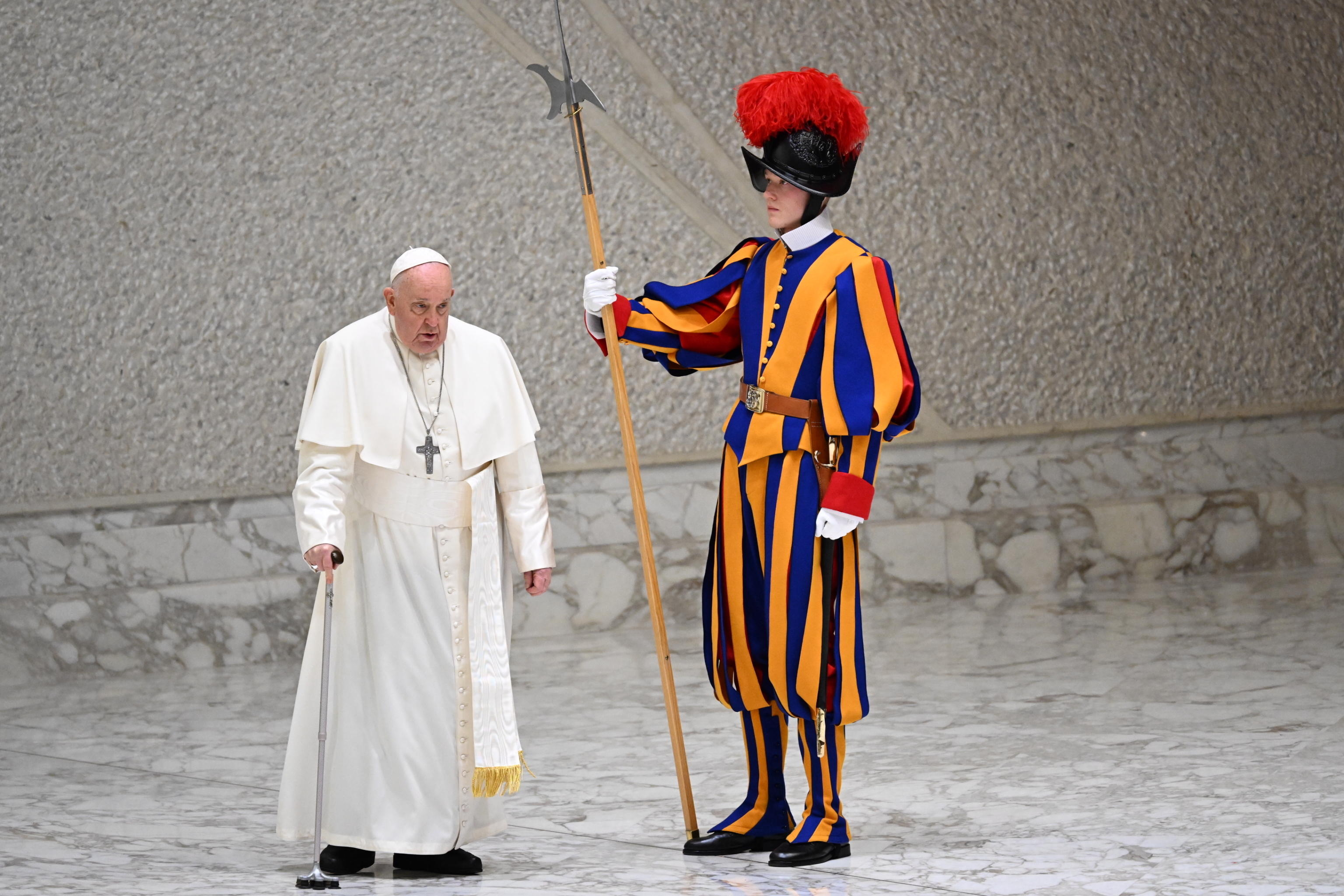 Ciudad del Vaticano (Santa Sede), 10/01/2024.- El Papa Francisco pasa junto a un miembro de la Guardia Suiza Pontificia a su llegada para dirigir su audiencia general semanal en el Aula Pablo VI , en Ciudad del Vaticano, este miércoles.- EFE/MAURIZIO BRAMBATTI
