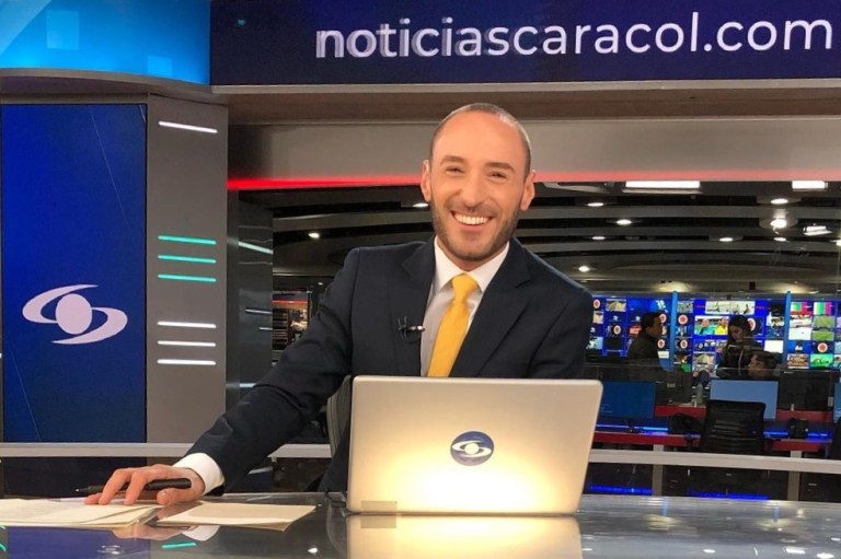 Andrés Montoya de ‘Noticias Caracol’ recibió creativa sorpresa de sus compañeros