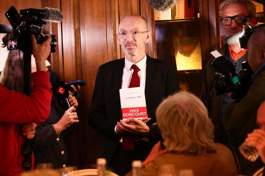 Paris (France), 04/11/2025.- Laurent Mauvignier (C) speaks with the press at the Drouant restaurant after winning the Goncourt Literary Prize 2025 for his book 'La maison vide' in Paris, France, 04 November 2025. The Prix Goncourt is given annually to an author by the French literary organization 'Societe litteraire des Goncourt' (Academie Goncourt). (Francia) EFE/EPA/TERESA SUAREZ