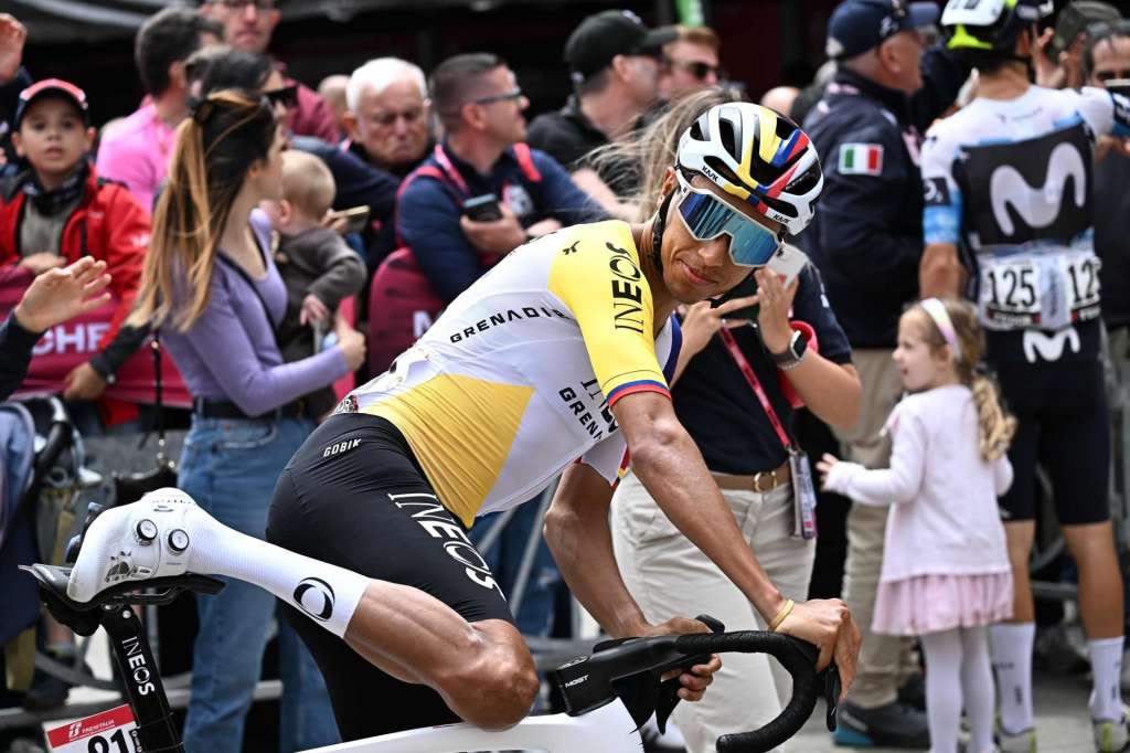ROVIGO (Italy), 23/05/2025.- Colombian rider Egan Bernal of INEOS Grenadiers team arrives to the start for the 13th stage of the Giro d'Italia cycling tour, over 180km from Rovigo to Vicenza, in Rovigo Italy, 23 May 2025. (Ciclismo, Italia) EFE/EPA/LUCA ZENNARO
