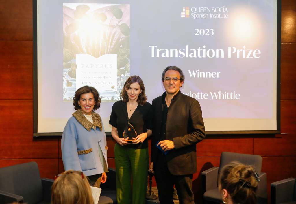 AME6773. NUEVA YORK (ESTADOS UNIDOS), 14/11/2023.- Fotografía cedida por el Queen Sophia Institute que muestra a la ganadora del premio de traducción, Charlotte Whittle (c), mientras posa junto a Begoña Santos (i), directora del QSI, y por el escritor colombiano Juan Gabriel Vásquez, posterior a la entrega del premio hoy, durante un evento en Nueva York (EE.UU.). La versión en inglés del exitoso ensayo ‘El infinito en un junco’, de Irene Vallejo, titulada ‘Papyrus’ para el mercado anglófono, se llevó este el premio a la mejor traducción al inglés de una obra en español en 2023, galardón que cada año concede el Queen Sophia Institute. La obra de Vallejo, un éxito editorial sin precedentes para un ensayo de más de 400 páginas que ha vendido más de un millón de ejemplares, ha sido traducido al inglés por Charlotte Whittle, de quien el jurado destacó que ha sabido "equilibrar la erudición y la informalidad, navegando audazmente los cambios de registro y tono" de la obra original. EFE/ Queen Sophia Institute SOLO USO EDITORIAL/NO VENTAS/SOLO DISPONIBLE PARA ILUSTRAR LA NOTICIA QUE ACOMPAÑA/CRÉDITO OBLIGATORIO