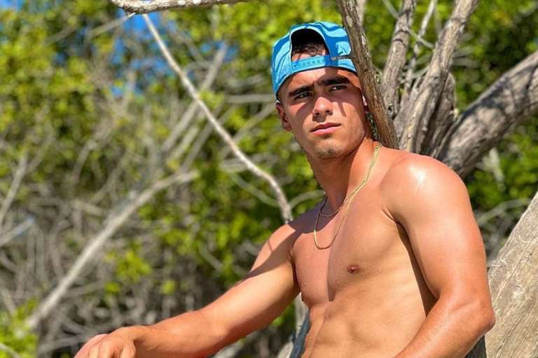 Tomás tiene 20 años y siguió los pasos de su padre Juan Pablo Ángel. El joven se ha convertido en todo un goleador del combinado colombiano. ¡Qué guapo!
