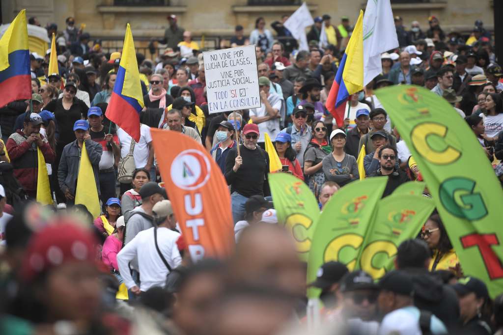Movilizaciones y marchas durante el día del trabajador, 1 de mayo de 2025 con destino hacia la Plaza de Bolívar donde asiste el presidente Gustavo Petro para hablar de las reformas sociales y la consulta popular