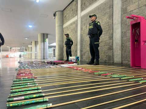 Incautan más de mil unidades de pólvora listos para vender en Transmilenio