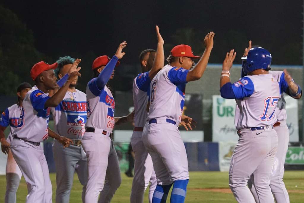 Los jugadores de Caimanes celebran la contundente victoria 18-2 en casa de los Vaqueros de Montería.
