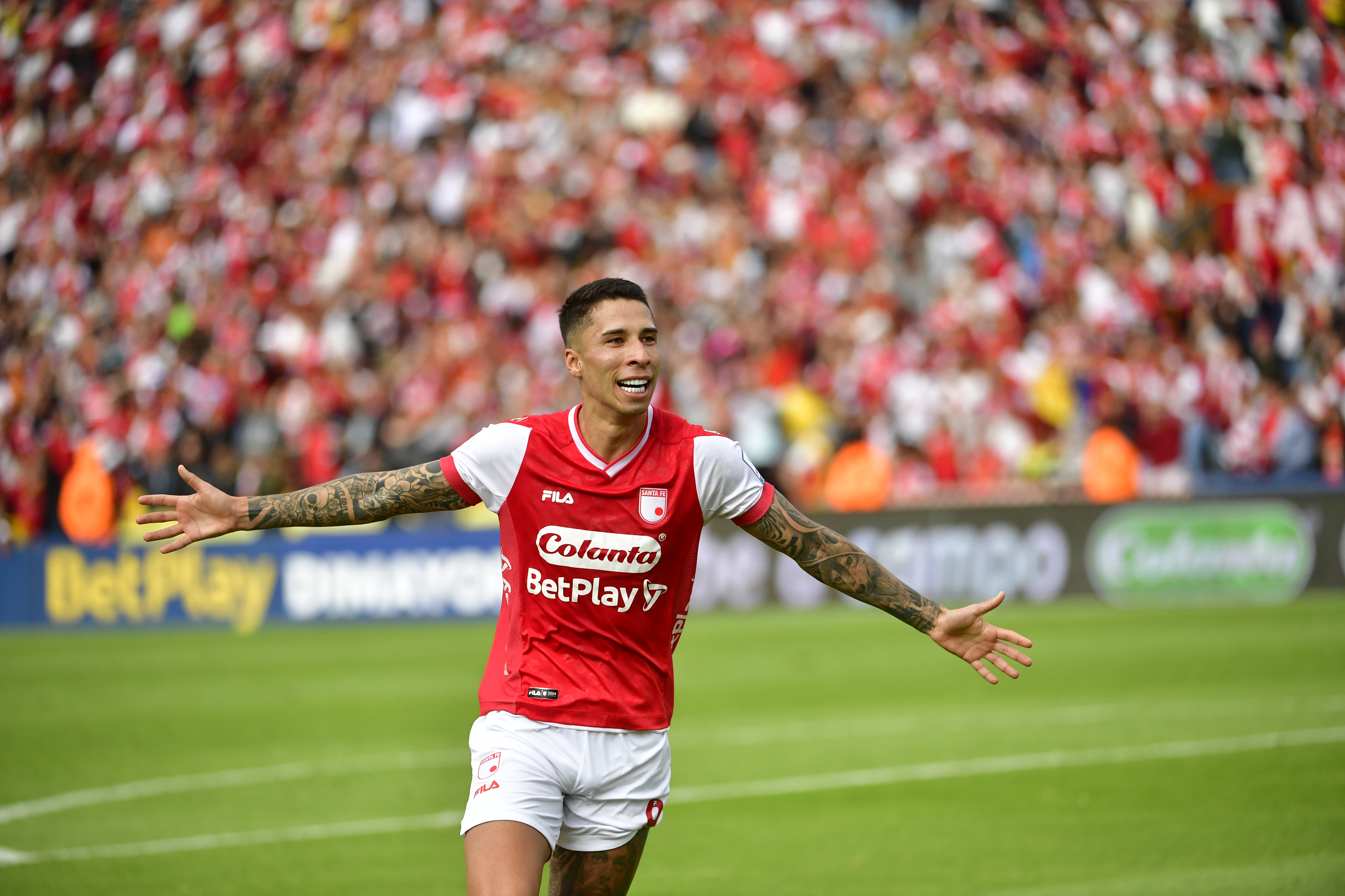 Jugador de Independiente Santa Fe durante encuentro ante Fortaleza CEIF en el estadio El Campin de Bogotá correspondiente a la fecha 11 de la Liga Betplay Dimayor