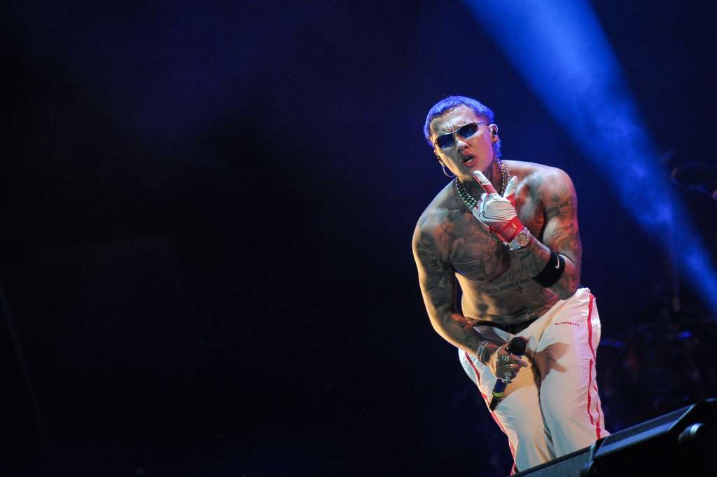 Cantante de reggaetón durante su presentación en el Festival Estéreo Picnic 2024 - FEP
