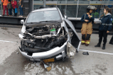 Aparatoso accidente sobre carril exclusivo de Transmilenio, en la calle 26