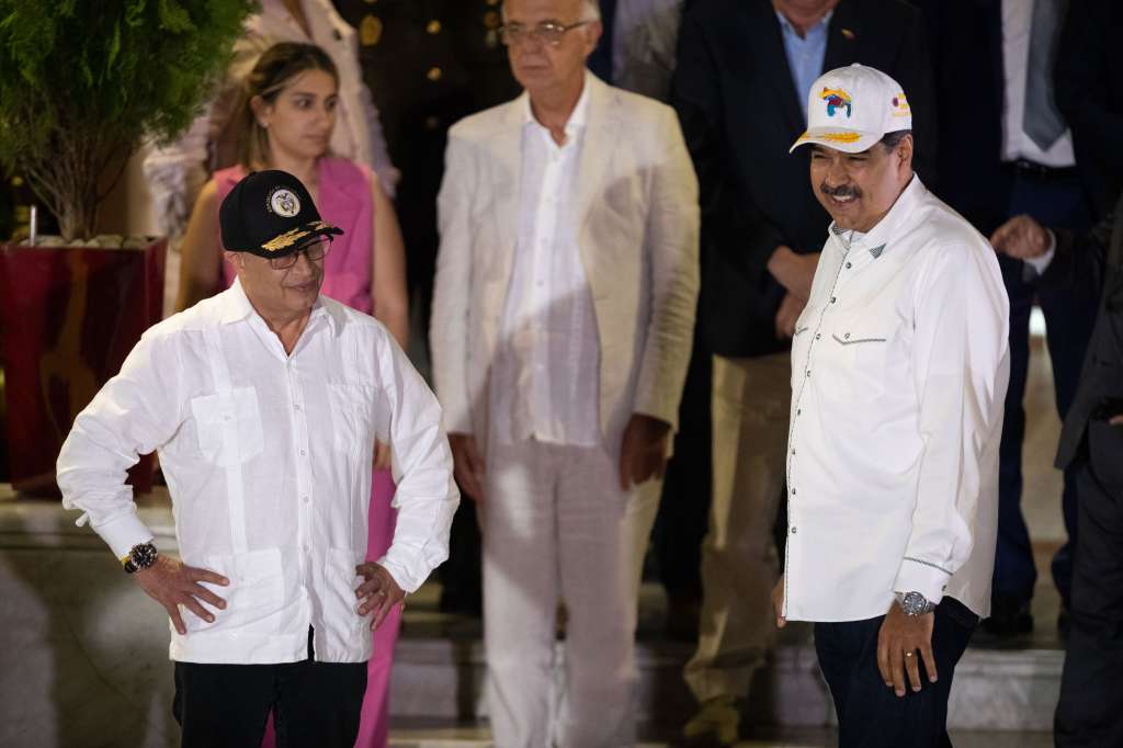 AME6042. CARACAS (VENEZUELA), 09/04/2024.- El presidente de Colombia, Gustavo Petro (i), posa junto al presidente de Venezuela, Nicolás Maduro, este martes tras una reunión en el Palacio de Miraflores, en Caracas (Venezuela). El presidente de Venezuela, Nicolás Maduro, recibió este martes a su homólogo de Colombia, Gustavo Petro, en el palacio presidencial de Miraflores, en Caracas, en un momento de especial tensión entre ambos países, después de que el colombiano cuestionara las inhabilitaciones de opositores venezolanos que han impedido sus postulaciones como candidatos a las presidenciales del 28 de julio. EFE/ Rayner Peña R.
