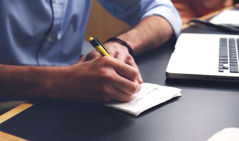 Icetex abrió convocatoria de becas para cursos cortos presenciales en Malasia y Singapur