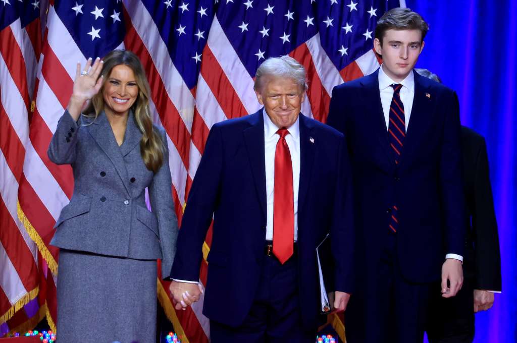 West Palm Beach (United States), 06/11/2024.- Republican presidential candidate Donald J. Trump, joined by his wife Melania Trump and their son Barron Trump, looks on after addressing supporters at the Election Night watch party in the West Palm Beach Convention Center in West Palm Beach, Florida, USA, 06 November 2024. (Elecciones) EFE/EPA/CRISTOBAL HERRERA-ULASHKEVICH