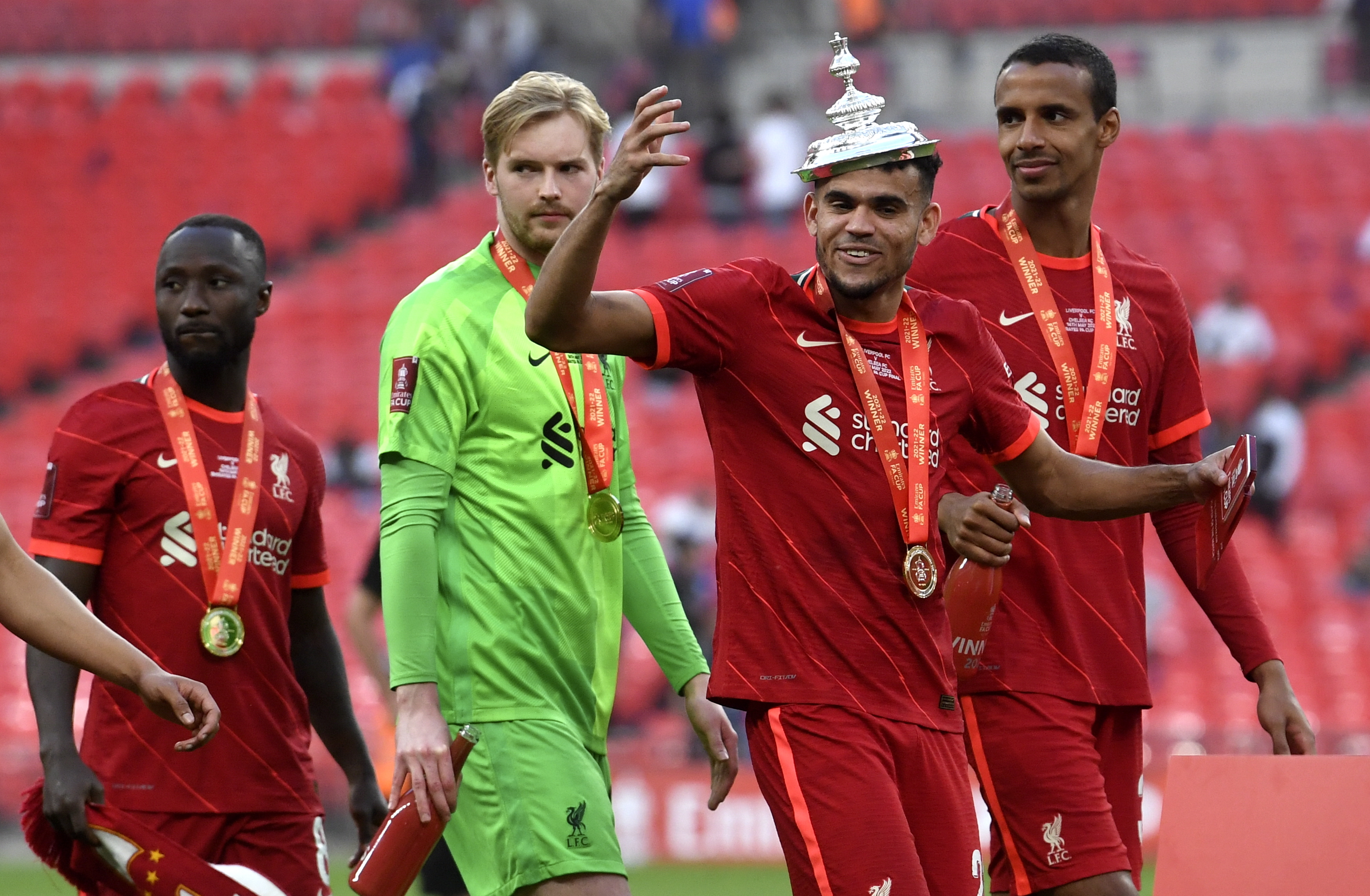 London (United Kingdom), 14/05/2022.- Luis Diaz (2-R) of Liverpool celebrates with the trophy after winning the English FA Cup final between Chelsea FC and Liverpool FC at Wembley in London, Britain, 14 May 2022. (Reino Unido, Londres) EFE/EPA/NEIL HALL EDITORIAL USE ONLY. No use with unauthorized audio, video, data, fixture lists, club/league logos or 'live' services. Online in-match use limited to 120 images, no video emulation. No use in betting, games or single club/league/player publications