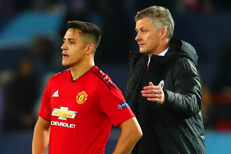 Alexis Sánchez y el entrenador del Manchester United, Ole Gunnar Solskjaer. / AFP